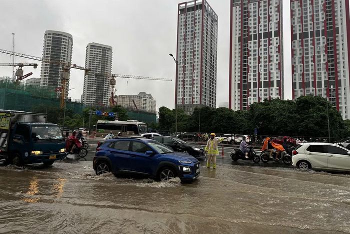 Phòng CSGT khuyến cáo người tham gia giao thông thường xuyên theo dõi thông tin dự báo thời tiết, lựa chọn lộ trình phù hợp, hạn chế di chuyển qua các khu vực đang ngập sâu, nước chảy xiết hoặc có nguy cơ cây đổ, sạt lở.