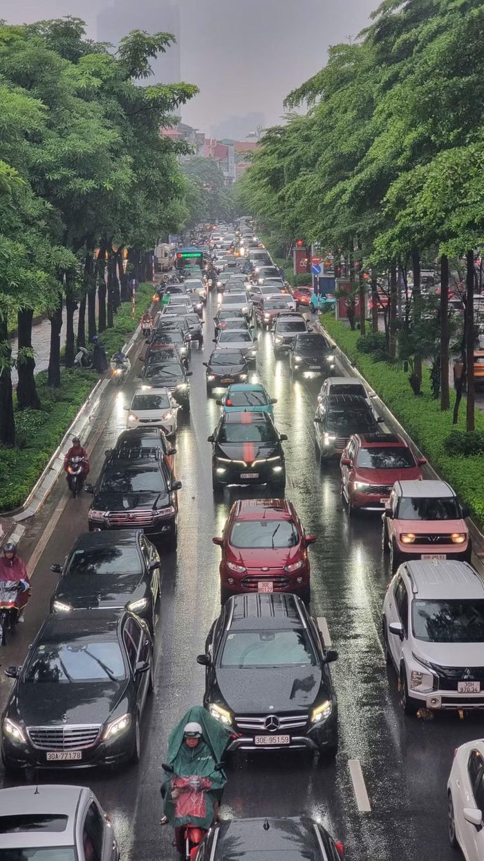 Giao thông tuyến Đào Tấn hướng vào thành phố vẫn ùn ứ. Ảnh: Phạm Duy