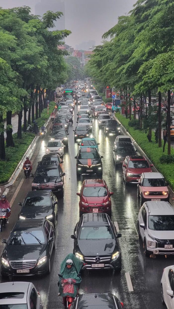 Dòng xe kéo dài trên phố Đào Tấn
