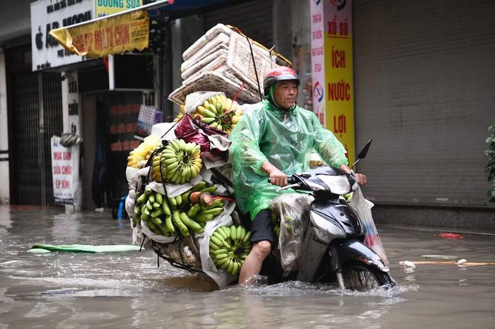 Ngõ Hoa Bằng nước ngập sâu.