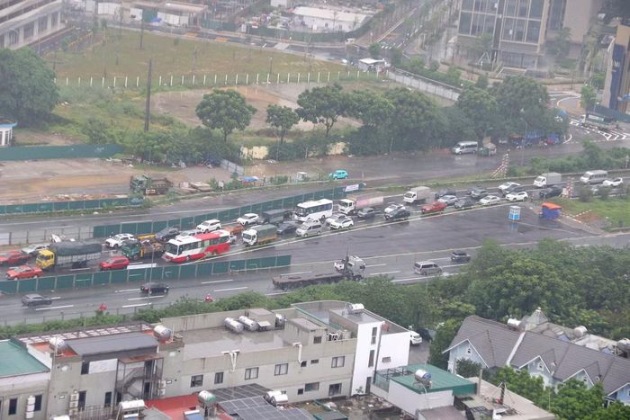 Cao tốc đại lộ Thăng Long ùn ú kéo dài. Ảnh: Phùng Linh
