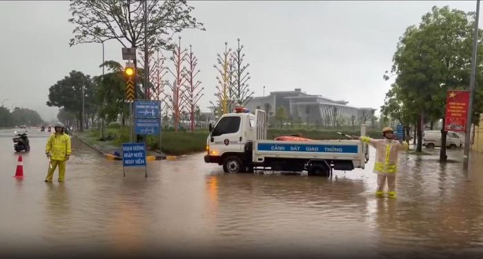 Nhiều khu vực nước ngập sâu tạm thời không cho phương tiện di chuyển.