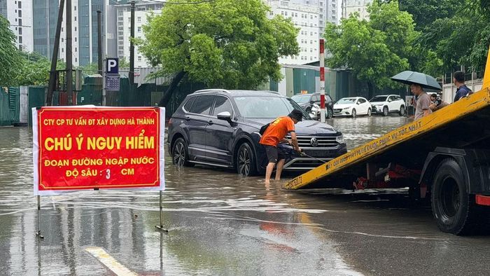 Khu vực dưới tòa nhà Keangnam được đặt các biển cảnh báo nguy hiểm. Ảnh: Như Ý