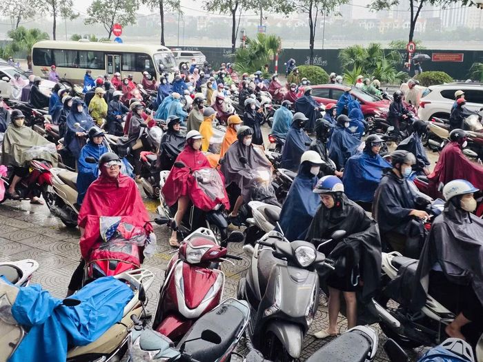 Phố Tố Hữu hướng về phía hầm chui Lê Văn Lương ùn tắc kéo dài. Ảnh: Trọng Tài