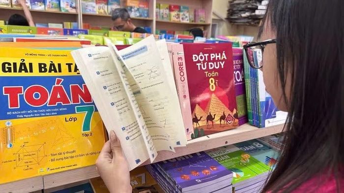 Sau khai giảng, nhiều học sinh vẫn chưa mua đủ sách