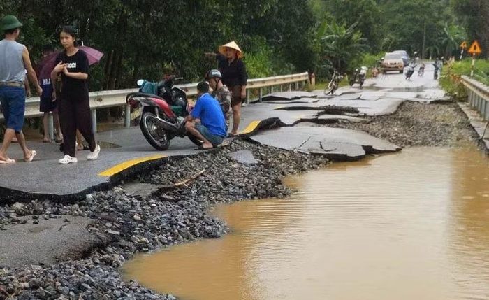 Khi nước lũ rút để lại mặt đường bong tróc, vỡ vụn.