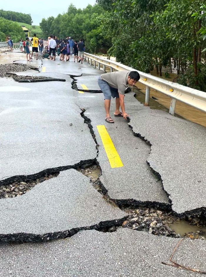 Mặt đường bị hư hỏng nghiêm trọng.