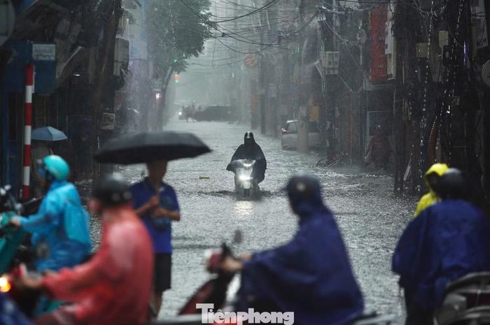 Trên đường Lương Thế Vinh, nước ngập khoảng 30 - 40 cm, nhiều xe máy chết máy khi cố gắng di chuyển qua.