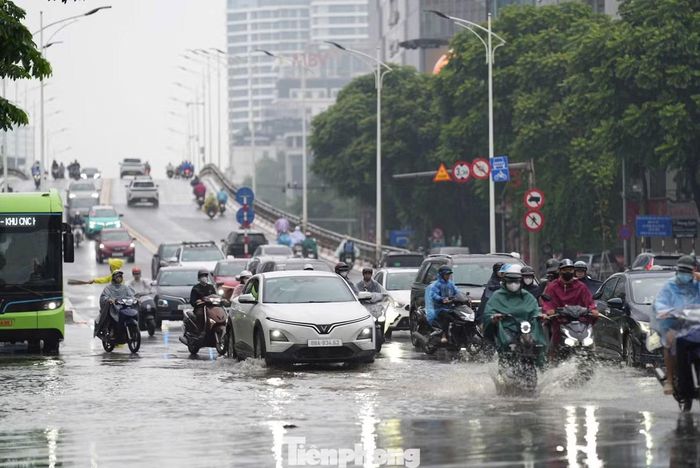Cầu vượt Ngọc Khánh - Nguyễn Chí Thanh, tình trạng ngập nhẹ, các phương tiện vẫn có thể di chuyển qua khu vực.