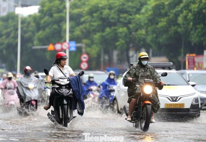 Bên cạnh các khu vực ngập sâu thì một số nơi tình trạng phương tiện lưu thông "dễ thở hơn".