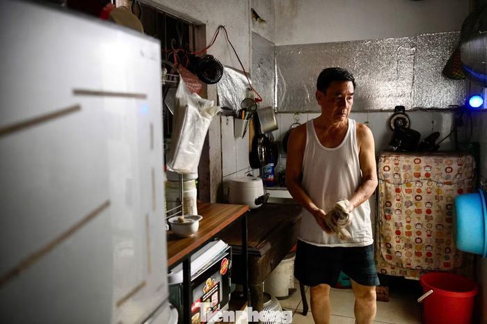 Ông Vũ Hồ Thọ, ở số nhà 38, ngõ Đỗ 99 Hoa Bằng, cho biết trận mưa lớn kéo dài suốt đêm khiến nước tràn vào nhà. Theo ông, nước bắt đầu rút dần từ khoảng 1h30 đến 7h sáng, nhưng vẫn còn ngập sâu trong khu vực.