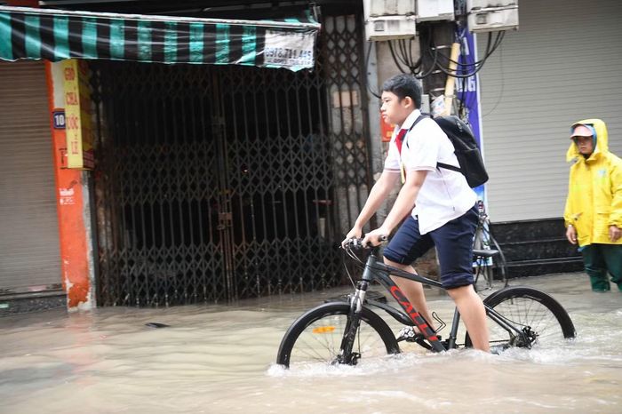 Đường ngập, học sinh di chuyển khó khăn.