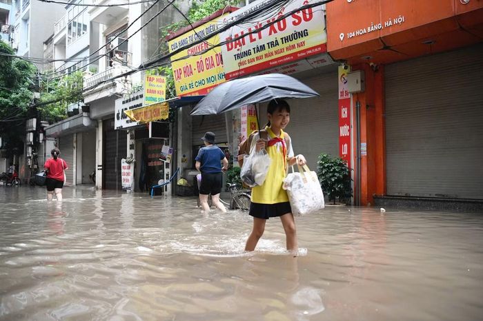 Nhiều tuyến phố Hà Nội bị ngập trong sáng nay. (ảnh: Trọng Tài)