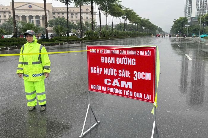 Khu vực đường Phạm Tu - Nguyễn Xiển đặt biển cảnh báo nước ngập sâu 30 cm.
