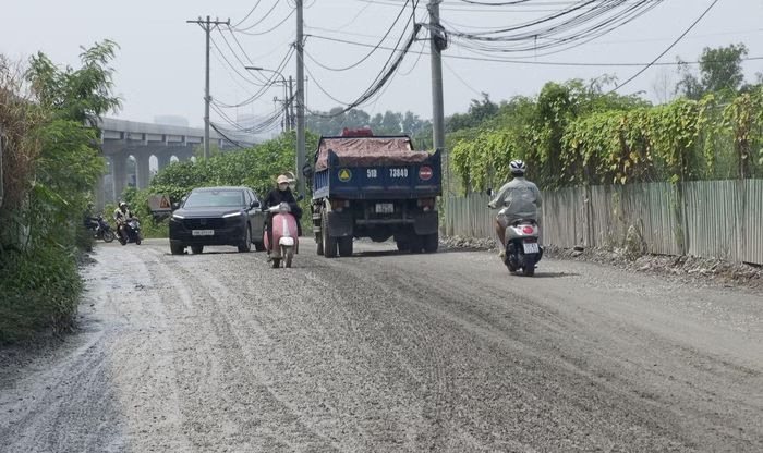  Đường Nguyễn Xiển đoạn gần chùa Bửu Long có một đoạn bị lớp sình lầy dày phủ gần kín mặt đường dù trời mưa hay nắng. Ảnh: Khoa Nam. 