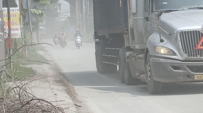  Khi trời nắng thì bụi bay mù mịt mỗi khi các phương tiện trọng tải lớn chạy qua. Ảnh: Khoa Nam. 