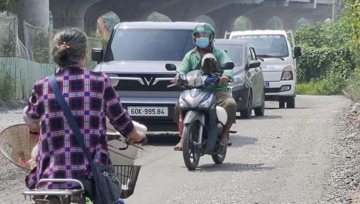  Việc lớp sình phủ gần kín mặt đường khiến các phương tiện thường xuyên rơi vào tình trạng đối đầu nhau vô cùng nguy hiểm. Ảnh: Khoa Nam. 