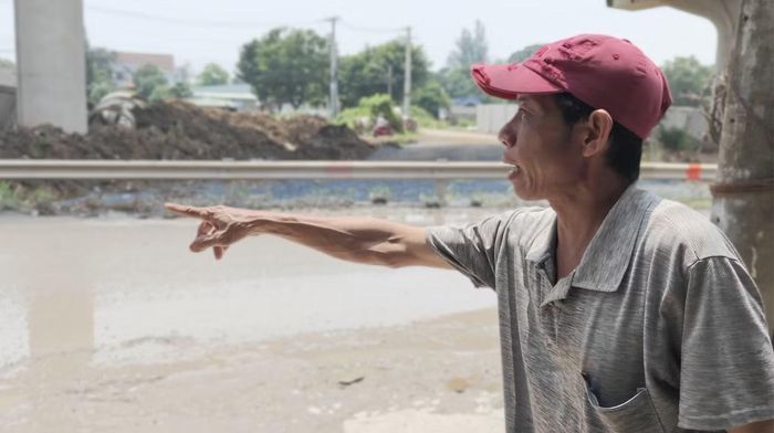  Anh Phước sống gần mặt đường Nguyễn Xiển thường xuyên chứng kiến các vụ tai nạn do vấp ổ gà hoặc do trơn trượt. Ảnh: Khoa Nam. 