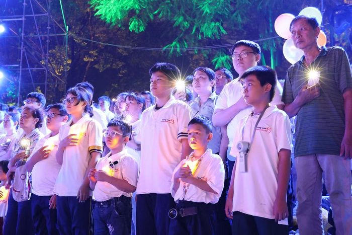 Mở đầu chương trình là giây phút hàng nghìn khán giả, đại biểu cùng lắng lòng tưởng nhớ đến những người đã mất trong đại dịch.