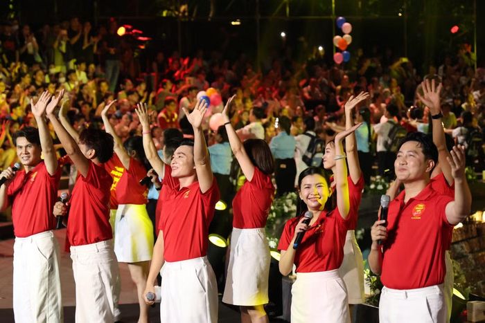 Trong suốt đại dịch COVID-19, hơn 100 thành viên của Đội Tình nguyện viên nghệ sĩ TPHCM đã tham gia các hoạt động chia sẻ, hỗ trợ người dân từng bước vượt qua đại dịch bằng nhiều việc làm thiết thực.