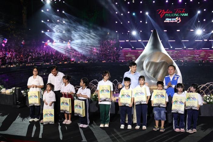 Các đại biểu cùng gửi những món quà nghĩa tình của chương trình cho các em thiếu nhi.