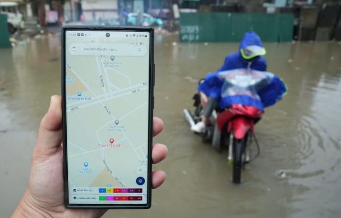 Mưa ngập tại đường Đồng Me nhưng ứng dụng không hiển thị. Ảnh: Hữu Chánh