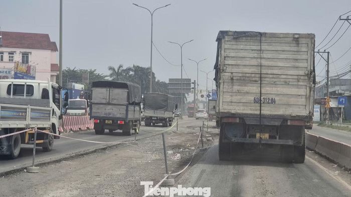 Quốc lộ 51 sửa chữa ì ạch, tài xế mất thêm hàng giờ lưu thông.
