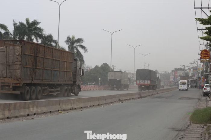 Khu vực thi công sửa chữa quốc lộ 51 qua đoạn phường Long Thành bụi mù mịt.