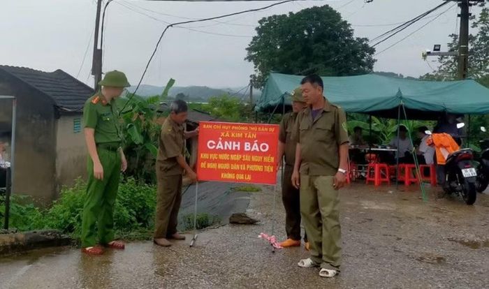 Ngập lụt, sạt lở nhiều nơi ở Thanh Hóa, địa phương huy động lực lượng chốt chặn các vị trí nguy hiểm, cảnh báo cho người dân và hỗ trợ di dời tài sản cho vùng xung yếu.