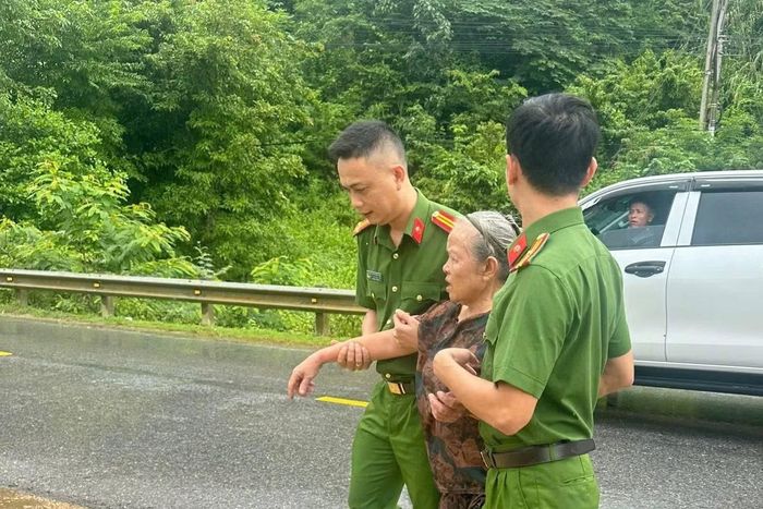 Bà Thủy được Công an xã Châu Tiến sơ cứu ngay sau khi được anh Cao đưa lên bờ.