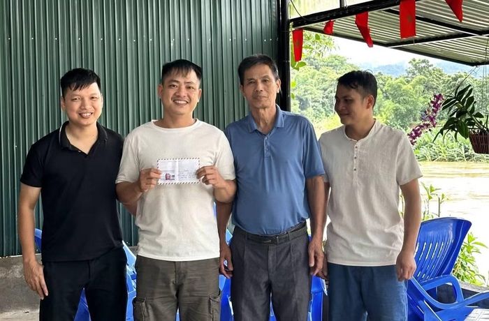 Đại diện Ban quản lý bản Ban thăm hỏi, chia sẻ và động viên anh Cao.