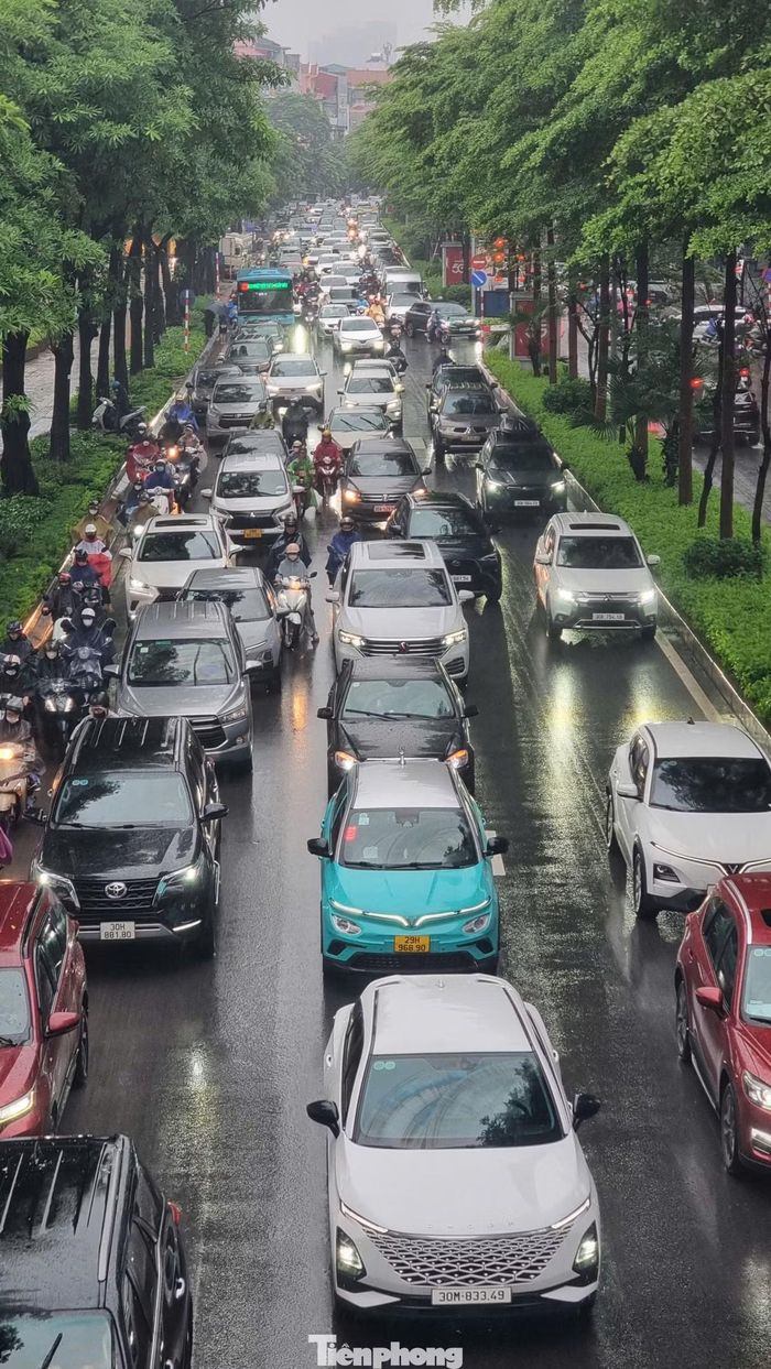 Hơn 10h, tình trạng ùn tắc trên nhiều tuyến phố vẫn chưa giảm. Việc di chuyển của người dân tiếp tục bị ảnh hưởng do ngập.