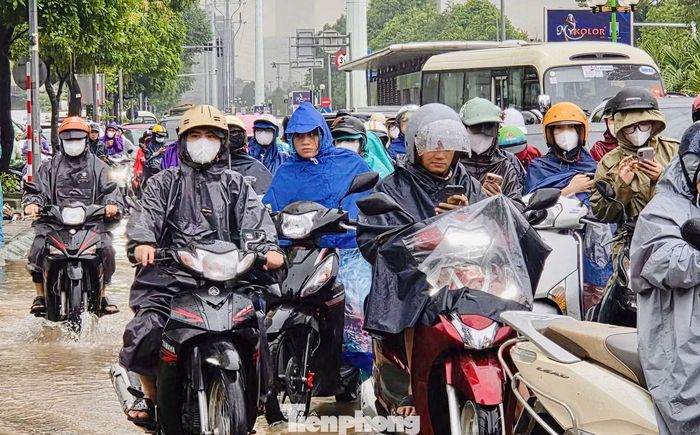Một số người tranh thủ dùng điện thoại kiểm tra thông tin trong lúc chờ dòng xe di chuyển.