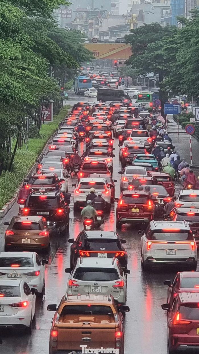 Phố Đào Tấn hướng vào trung tâm thành phố, ô tô nối đuôi thành hàng, kéo dài hàng trăm mét.