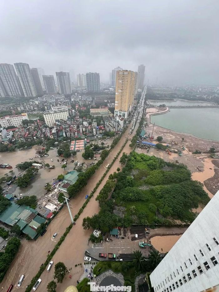 Phố Tố Hữu ngập nước, dòng phương tiện ùn tắc kéo dài nhìn từ trên cao.