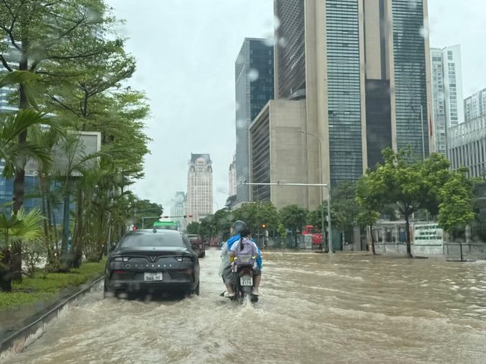 Lo ngại trời mưa, đường tiếp tục ngập sâu, phụ huynh đến trường đón con về nhà từ cuối giờ sáng.
