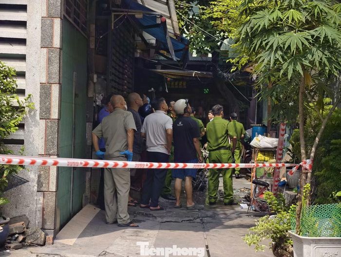 Hiện trường vụ cháy được công an phong tỏa để khám nghiệm, điều tra nguyên nhân. Ảnh: Nguyễn Tiến