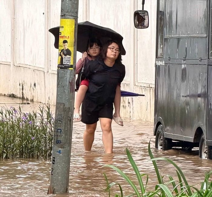 Đêm qua, Hà Nội mưa lớn, gây ngập nhiều tuyến đường khiến việc đi lại gặp khó khăn.