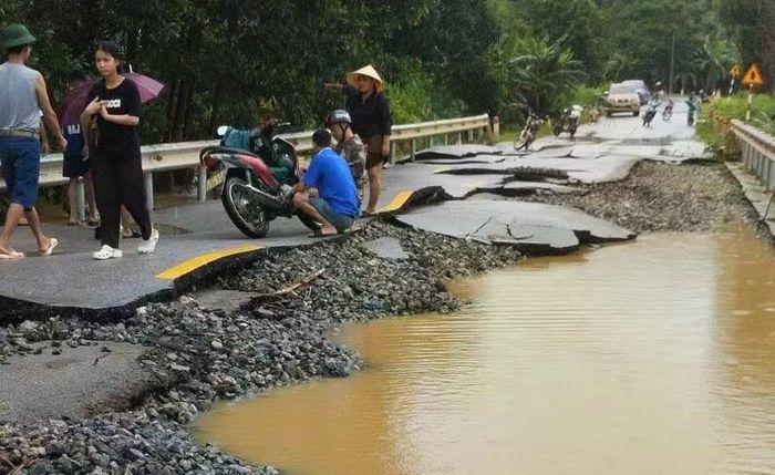 Một đoạn đường nhựa khu vực cầu Đá Hàn (xã Quỳnh Thắng, Nghệ An) hư hỏng, vỡ nát do mưa lũ.