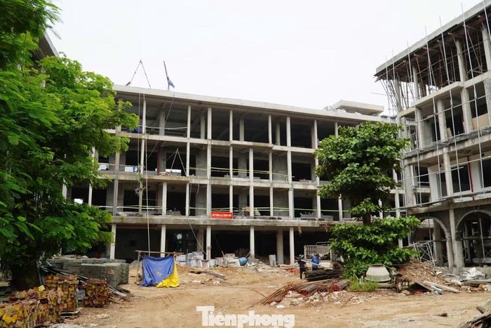 Năm học mới đã bắt đầu 2 tuần, công trình Trường Tiểu học Phù Đổng vẫn ngổn ngang. Ảnh: Thanh Hiền..