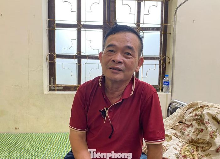 Để bảo đảm an toàn, toàn bộ bệnh nhân đang điều trị tại tầng 1 được cán bộ y tế khẩn trương đưa lên tầng 2. "Tôi vào từ chiều 16/9 vì bị tiểu đường. Sau khi thăm khám thì nước lũ dâng nhanh ngập toàn bộ tầng 1 nên tôi được chuyển lên đây để tiếp tục điều trị. Giờ chờ khoẻ hơn chút và nước rút là bác sĩ cho về", ông Trần Đức Hải (SN 1960, trú phường Quỳnh Mai) nói.