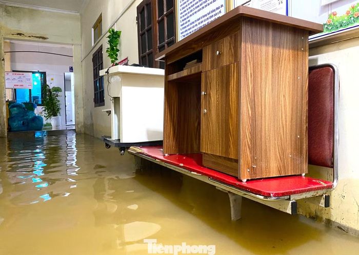 Ngay khi nước dâng, Trung tâm Y tế Hoàng Mai đã huy động toàn bộ cán bộ, nhân viên khẩn trương di chuyển, kê cao đồ đạc, thiết bị, thuốc và vật tư nhằm hạn chế thiệt hại.