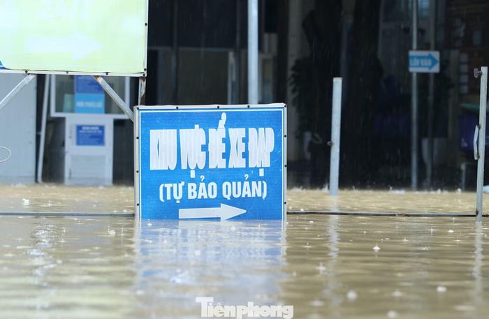 Đến chiều 17/9, khuôn viên Trung tâm Y tế Hoàng Mai vẫn đang ngập sâu trong nước lũ.