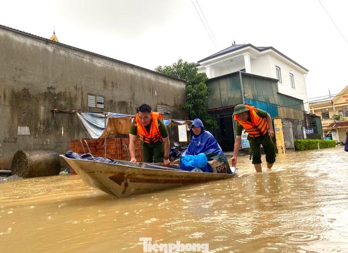 Công an phường Hoàng Mai huy động thuyền vận chuyển bệnh nhân, thuốc và các vật tư cần thiết ra vào trung tâm. Sự hỗ trợ này giúp hoạt động khám, chữa bệnh được duy trì giữa lúc nước ngập.