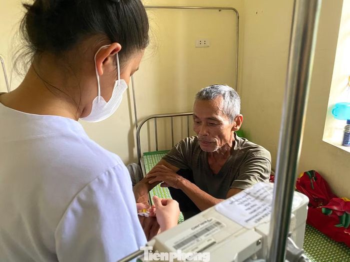 Sau khi được cấp cứu, những bệnh nhân nhẹ và sức khỏe ổn định, được làm thủ tục trở về nhà. Trường hợp cần tiếp tục theo dõi được chuyển lên tầng 2 để điều trị. "Khi nước lũ tràn vào trung tâm, khoảng 50 bệnh nhân có tình trạng nhẹ, sức khỏe ổn định hoặc đã khỏi bệnh được cho về nhà. Hiện trung tâm còn khoảng 52 bệnh nhân đang tiếp tục điều trị", anh Trương Quang Lợi nói.