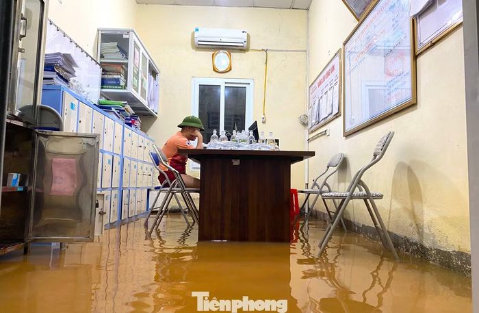 Dù cơ sở bị ngập, hoạt động khám, cấp cứu vẫn được duy trì. Điều dưỡng Trương Quang Lợi (Khoa Cấp cứu) cho biết từ chiều 16/9, đơn vị vẫn tiếp nhận người dân đến thăm khám, cấp cứu. Khoảng 10 trường hợp đã được tiếp nhận trong khoảng thời gian này.