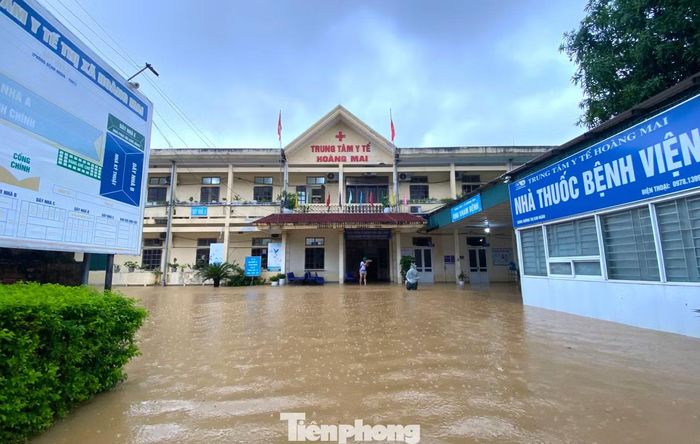 Trung tâm Y tế Hoàng Mai nằm sát sông Hoàng Mai (phường Hoàng Mai, tỉnh Nghệ An). Từ chiều 16/9, mưa lớn, nước lũ trên sông dâng cao. Đến khoảng 16h cùng ngày, nước bắt đầu tràn vào gây ngập đường đi và toàn bộ khuôn viên tầng 1 của Trung tâm y tế, ảnh hưởng trực tiếp đến hoạt động khám, chữa bệnh.