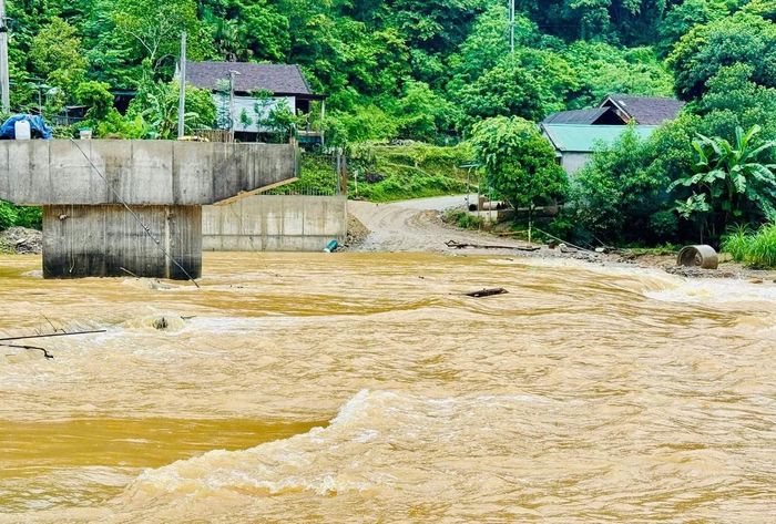 Nhiều tuyến đường ở Nghệ An ngập sâu, chia cắt do mưa lớn.