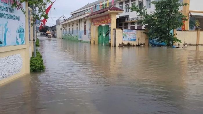 Nhiều trường học ở Nghệ An chưa thể đón học sinh do mưa gây ngập.