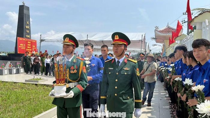  Không khí trang nghiêm tại buổi lễ an táng và truy điệu.﻿ 